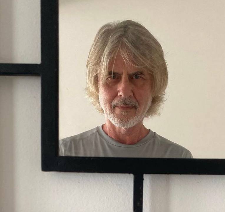 A imagem mostra o cantor Ritchie, agora de cabelos mais compridos e barba