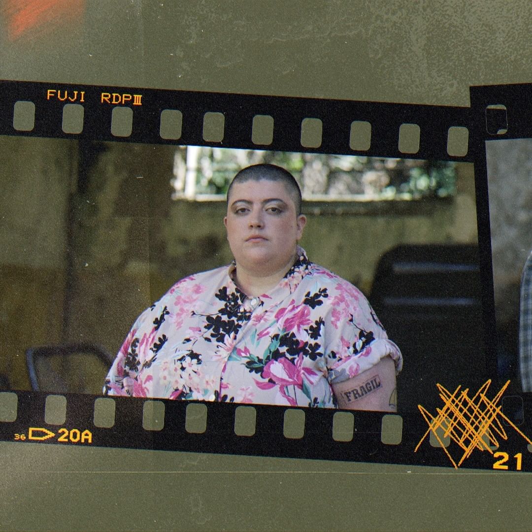 Novo clipe de Ana Vilela cutuca feridas e dá recado sobre empatia. Veja!