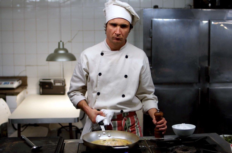 Ator João Miguel, com figurino de cozinheiro para o filme Estômago