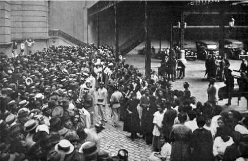 galinhas Quartel Central do Corpo de Bombeiros, no Campo de Santana. População perigosamente aglomerada, aguardando a venda de galinhas - Revista Careta - 1918