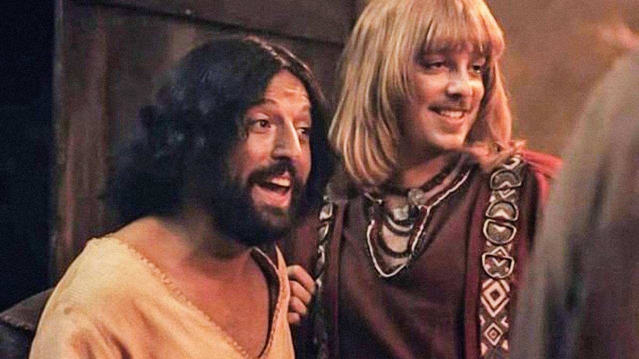 A imagem mostra os atores Gregorio Duvivier e Fabio Porchat, caracterizados, no especial de Natal do Porta dos Fundos