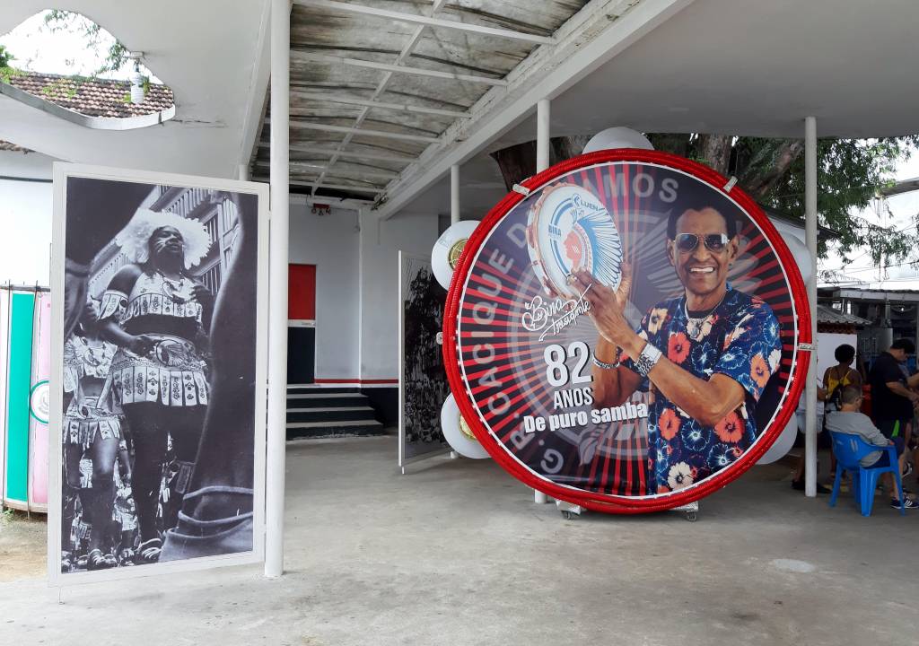 A imagem mostra um detalhe da quadra do Cacique de Ramos, em Olaria
