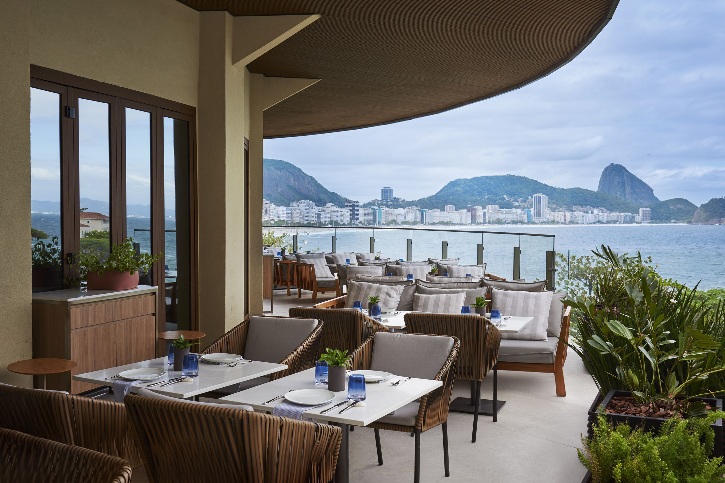 Marine Rest&ocirc;: brunch no sal&atilde;o interno e nas amplas varandas