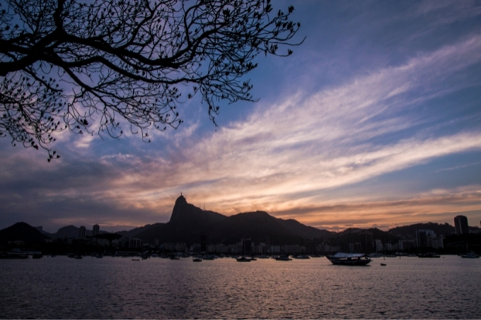 Vista do Cristo Redentor da Urca, no nascer do sol