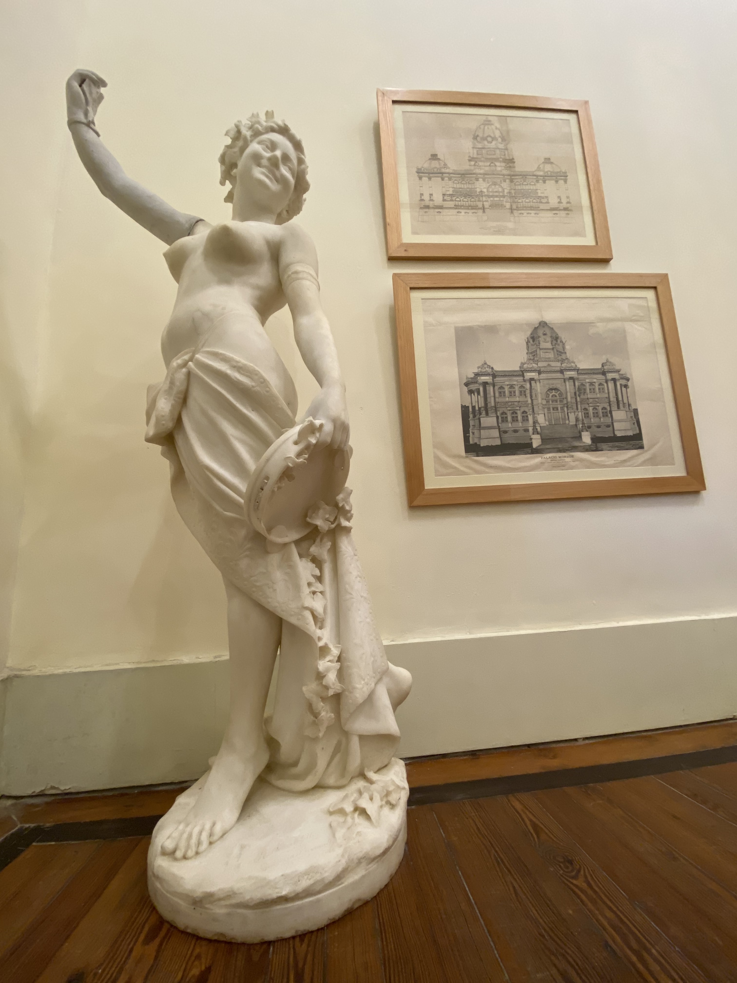 Est&aacute;tua de mulher com um pandeiro na m&atilde;o, em m&aacute;rmore