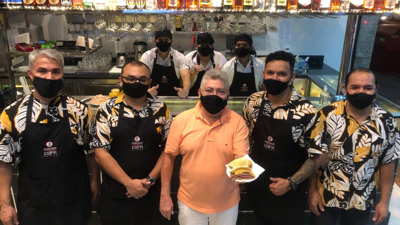 João Brandão e sua equipe de egressos do Cervantes: time de peso no novo bar notívago de Copa