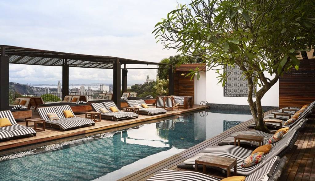 Santa-Teresal-gallery-Pool-1-1200×690 Piscina com espreguiçadeiras