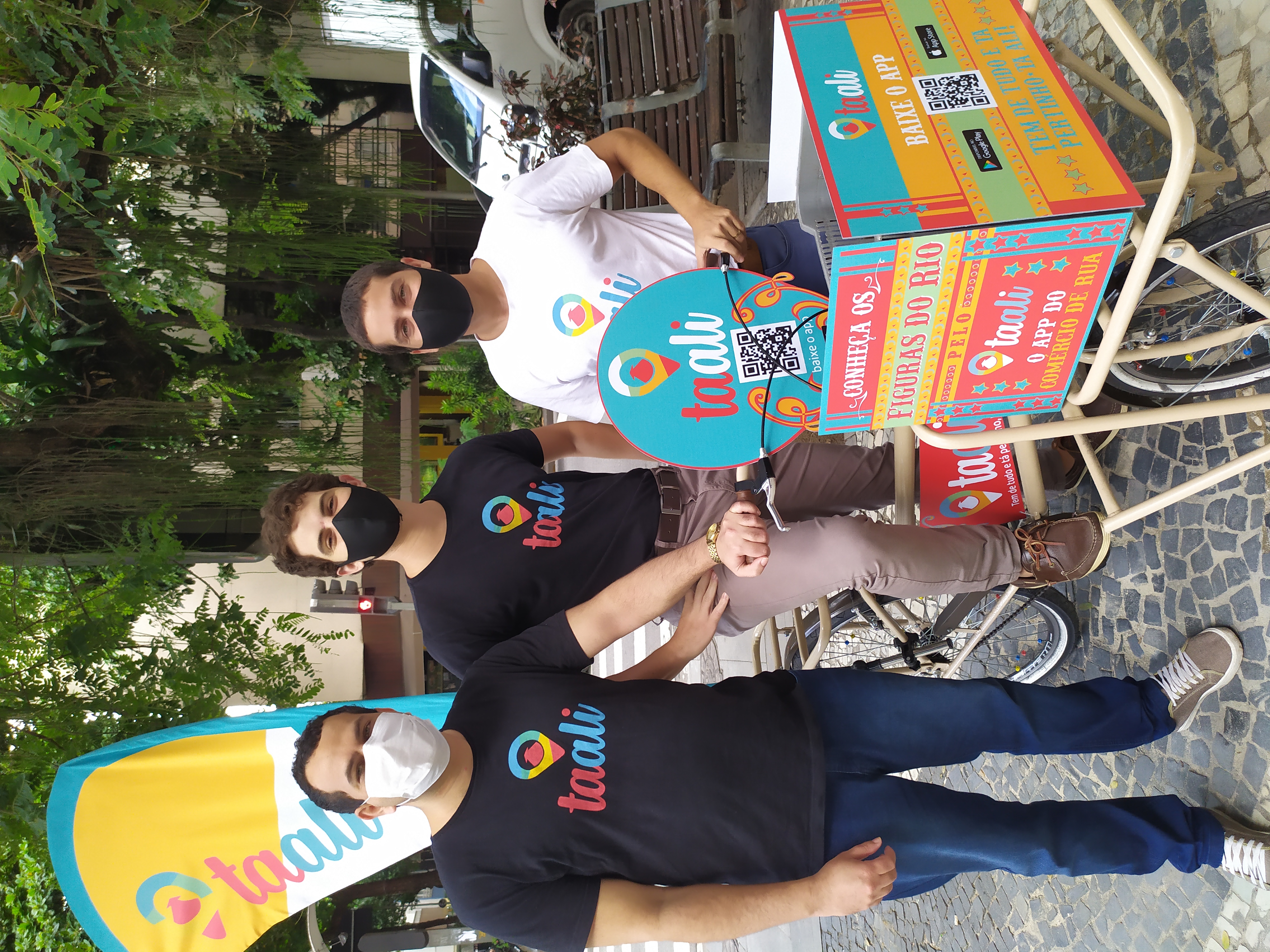 Taali: equipe em frente &agrave; bike personalizada