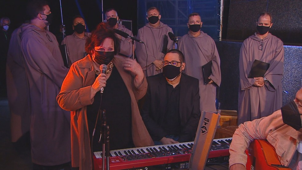 Por que, em missa de sétimo dia, mãe de Paulo Gustavo emocionou e fez até rir