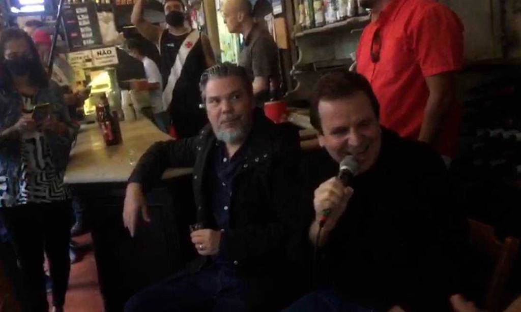 Paes aglomera, canta, não usa máscara… e se desculpa