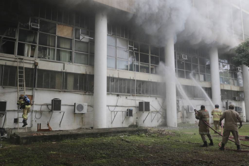 Reitoria da UFRJ alerta para risco de novos incêndios na universidade