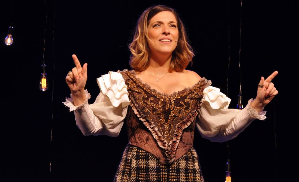 Júlia Rabello retoma monólogo com olhar cômico sobre Romeu e Julieta