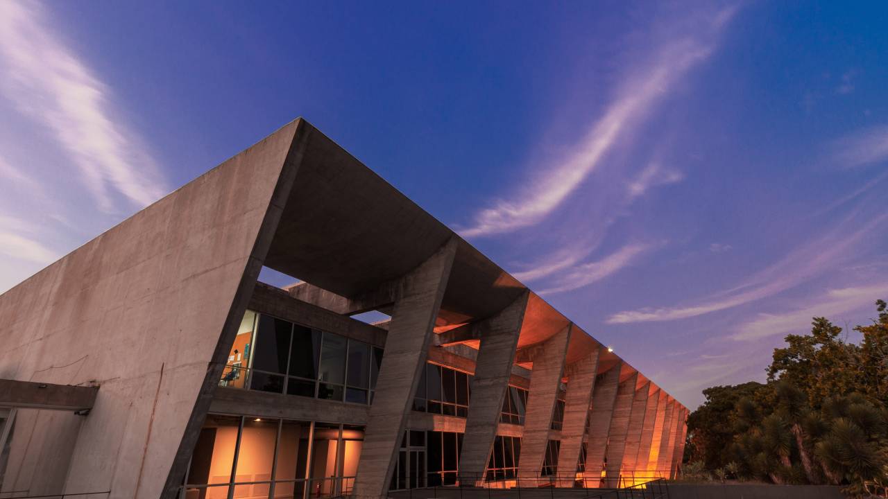 Fachada do Museu de Arte Moderna do Rio de Janeiro ao pôr do sol