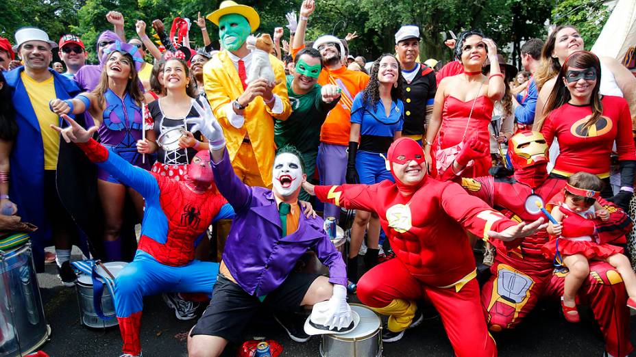 A imagem mostra um grupo de pessoas fantasiadas no carnaval de rua do Rio