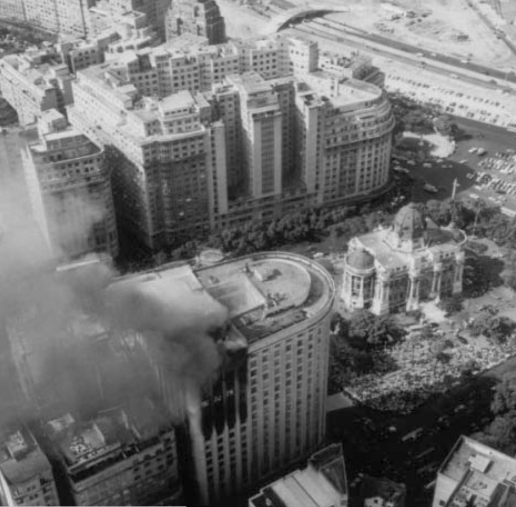 image (238) Foto aérea do incêndio do Edifício Astória, com o Palácio Monroe