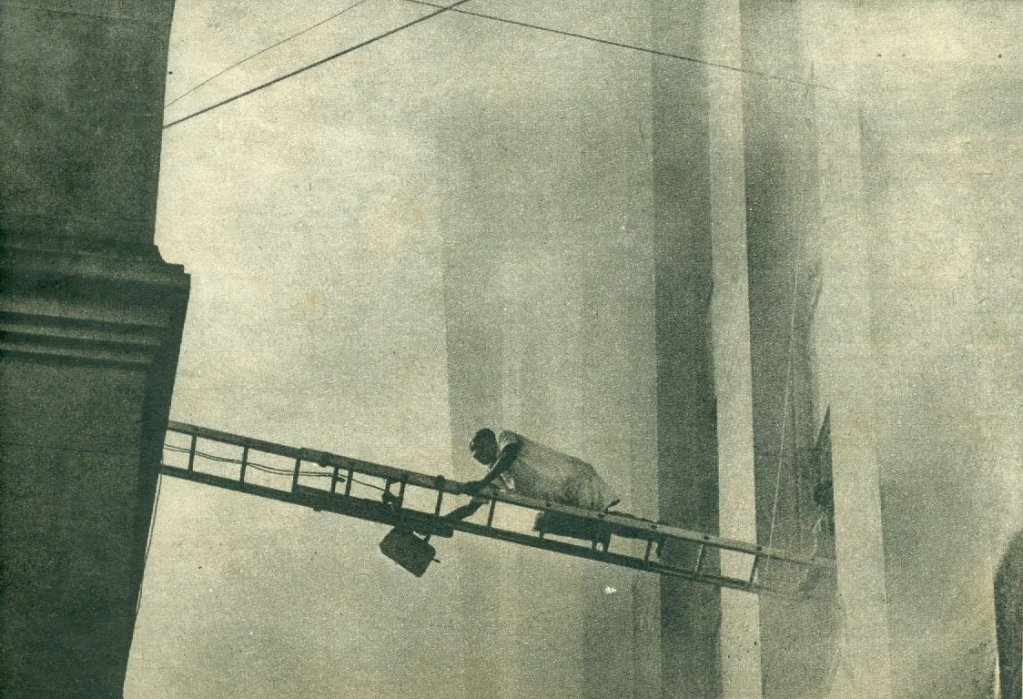 image (251) Pessoa atravessa a escada improvisada pelos Bombeiros para se salvar