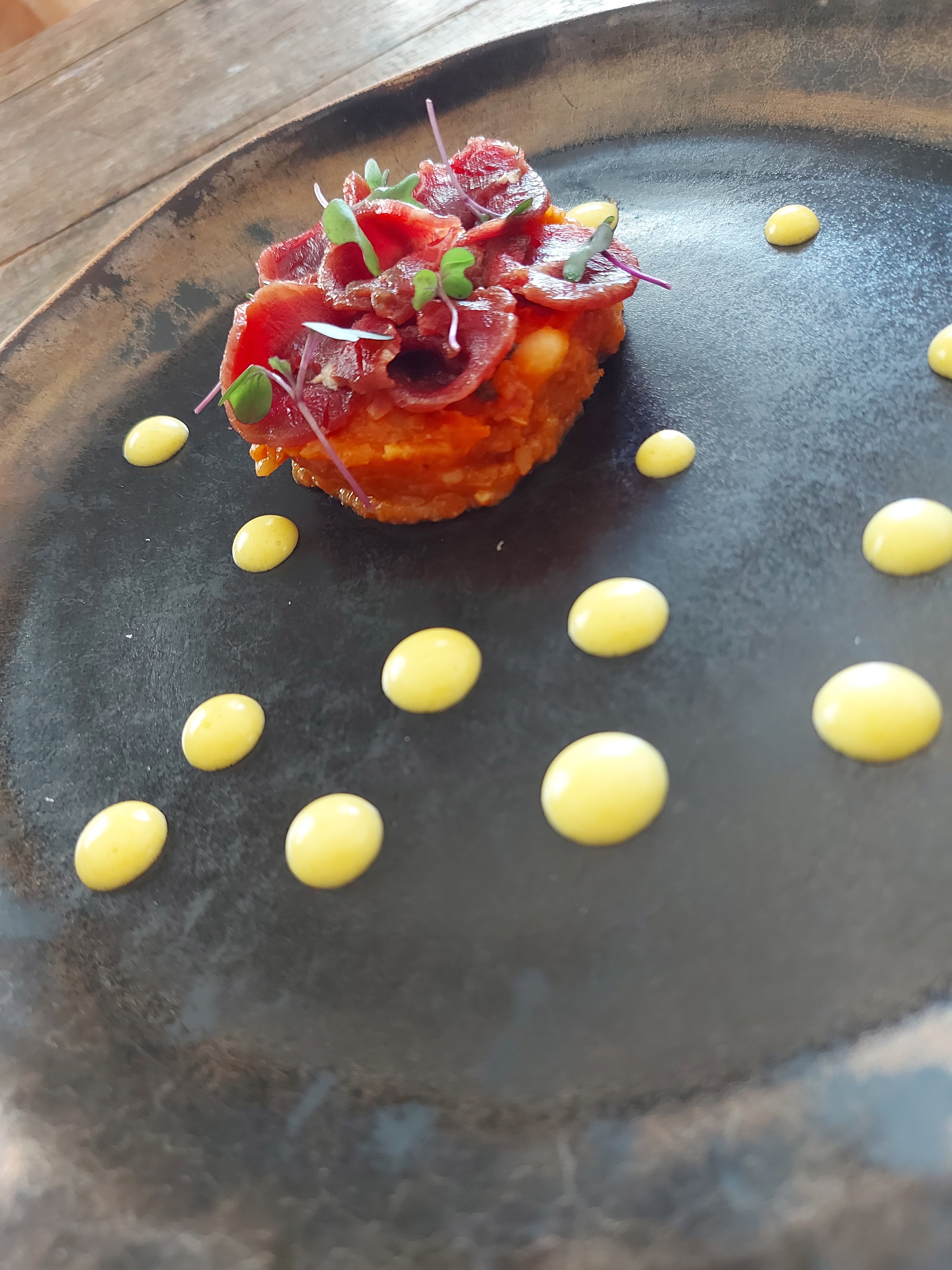 Matula de feij&atilde;o branco com bacon e ervas arom&aacute;ticas,carpaccio de carne de sol e maionese de pequi: no menu do jantar especial do T&eacute;r&egrave;ze