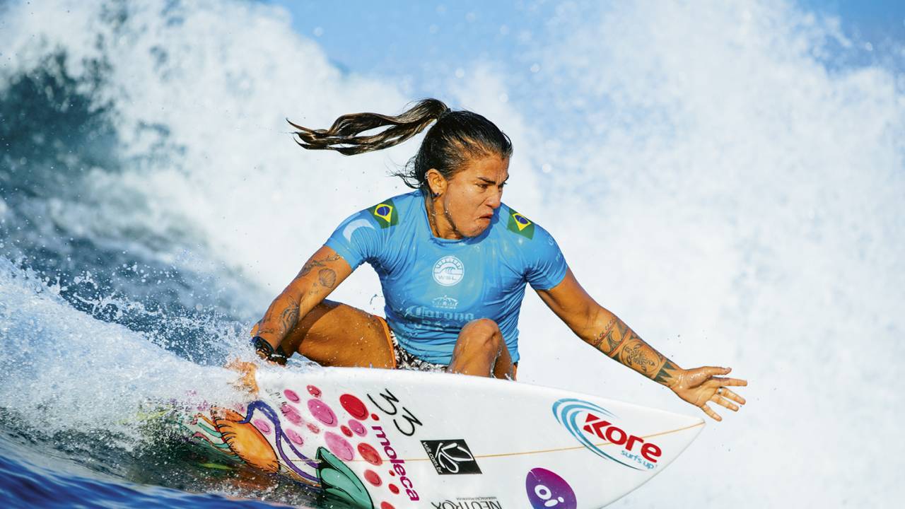 Silvana Lima fazendo uma manobra de surfe