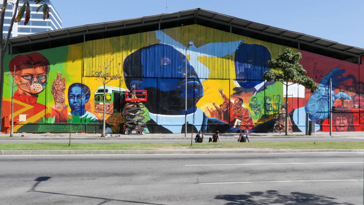 Painel colorido, pintado por Acme na Zona Portuária, tem líderes do movimento negro