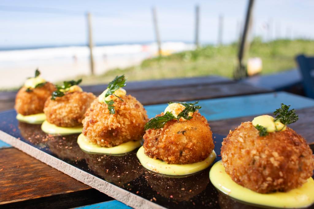 E o prêmio de melhor petisco servido nas praias do Rio vai para…