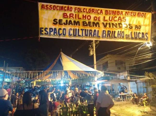 Seja bem vindo ao boi Foto de um cartaz ando boas vinda para as pessoas que chegam na Festa de rua do Boi Brilhante de Lucas