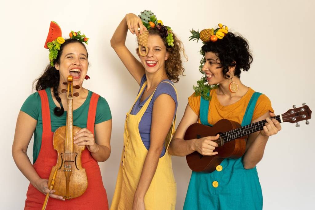 carambolas Bebel Nicioli, Mariana Jascalevitch e Renata Neves com instrumentos musicais