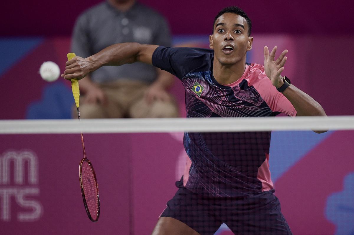 Imagem mostra o atleta Ygor Coelho jogando badminton em quadra