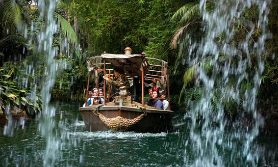 Jungle Cruise Brinquedo Jungle Cruise mostra pessoas dentro de um barco numa piscina que simula um rio
