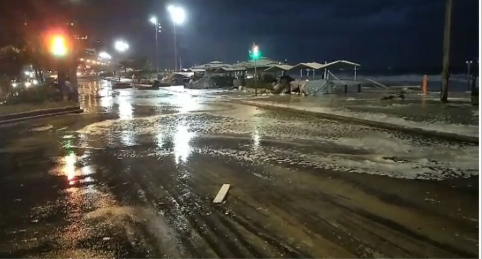 Ressaca do mar: orla do Leblon é interditada por causa de altas ondas