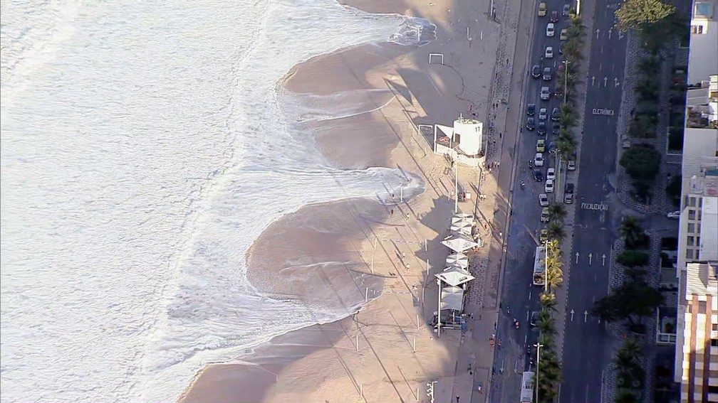 Ressaca do mar invade asfalto no Leblon, em madrugada com recorde de frio