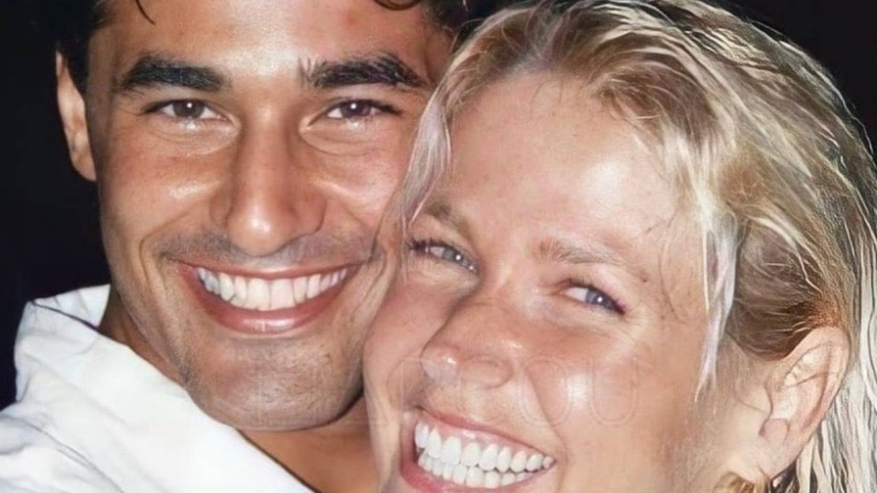 A imagem mostra Luciano Szafir e Xuxa sorrindo