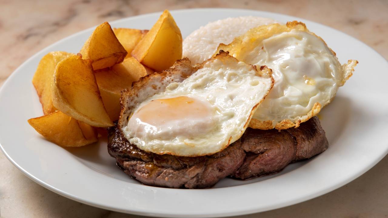 Bife à cavalo: uma das atrações para aplacar a fome