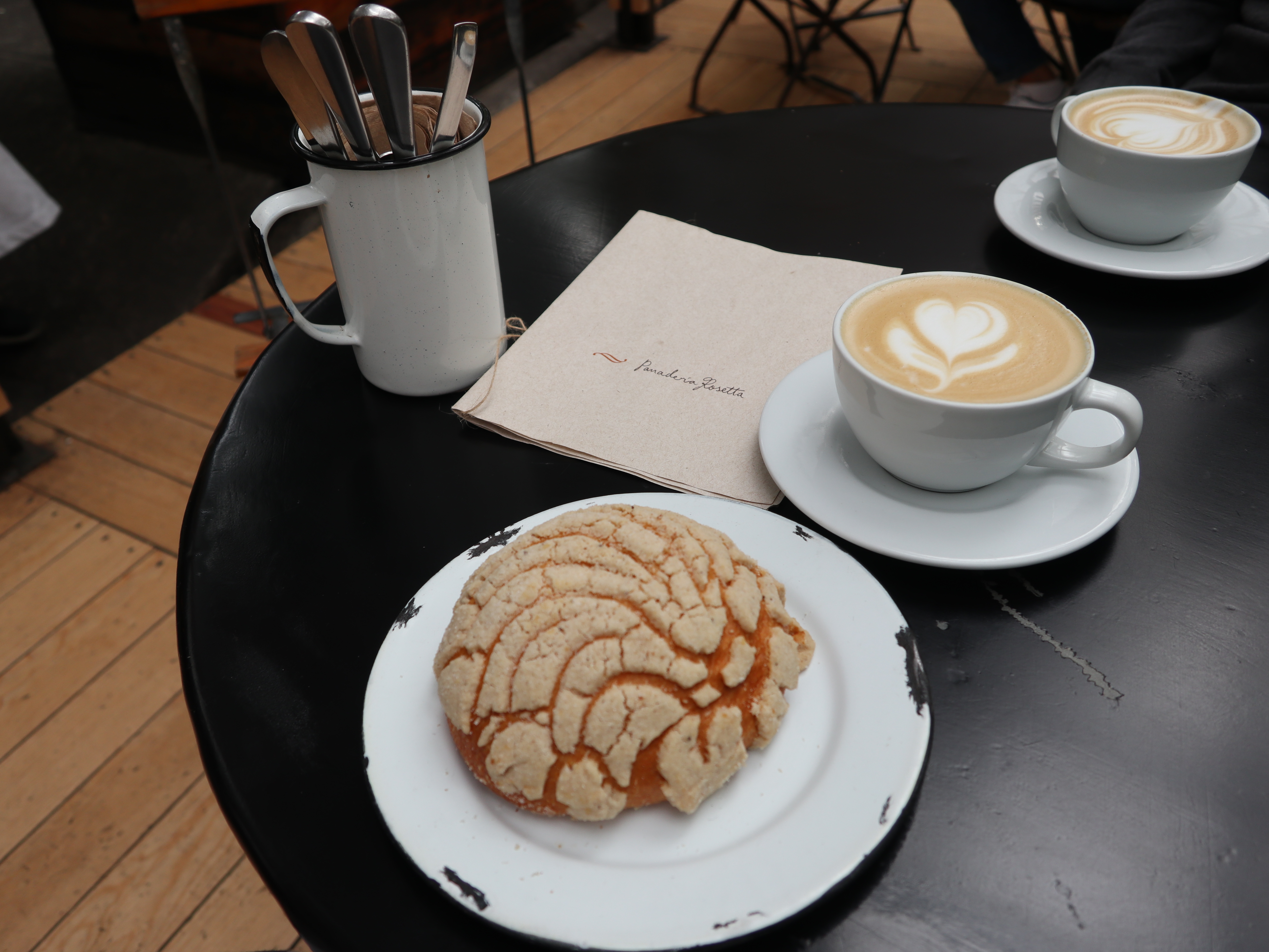 Um café, três mariachis e a conta
