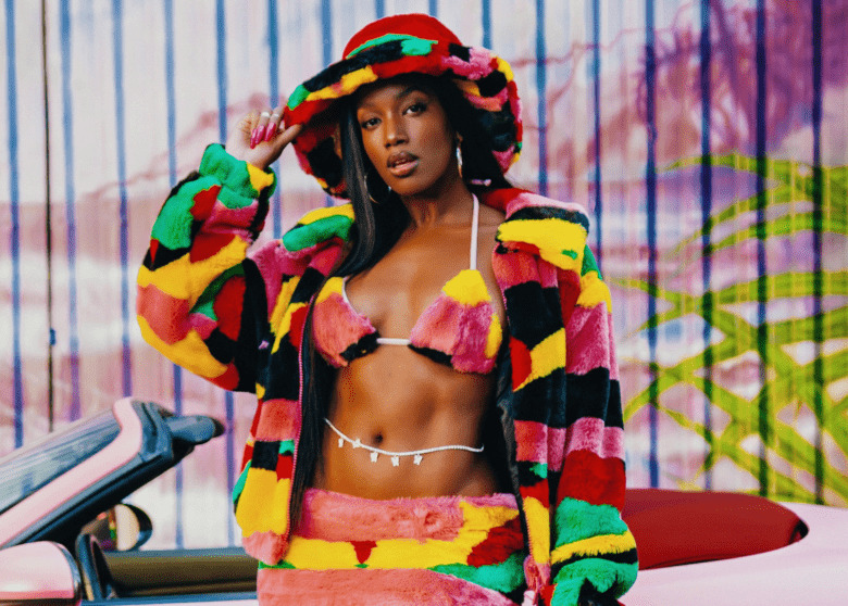 Foto mostra cantora Iza