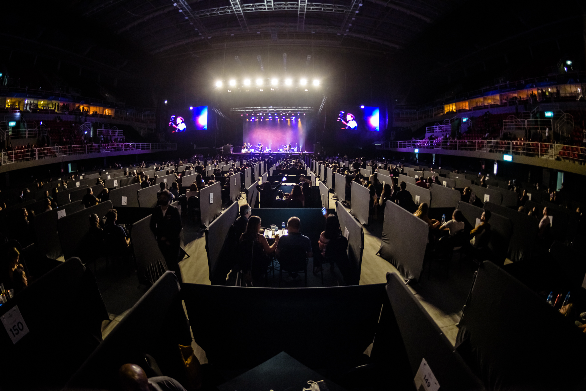Jeunesse Arena com p&uacute;blico acomodado em mesas e boxes separando cada uma delas