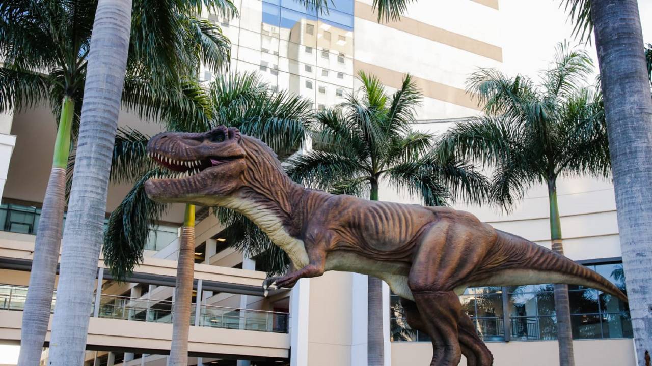 Foto mostra réplica de tiranossauro rex