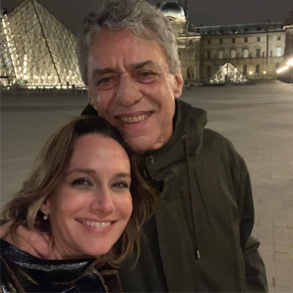 chico buarque carol proner Chico Buarque e Carol Proner em frente à pirâmide do Louvre, em Paris