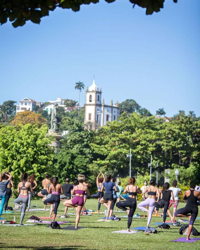 Imagem mostra grupo de pessoas praticando yoga