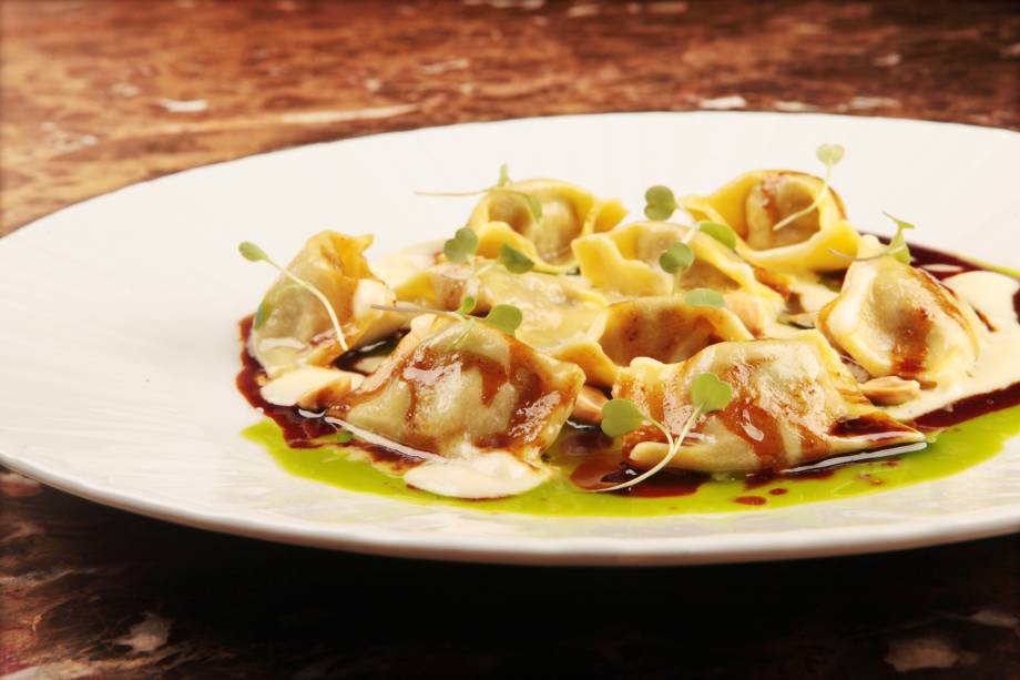 Alloro al Miramar: agnolotti de carne com fonduta de parmesão