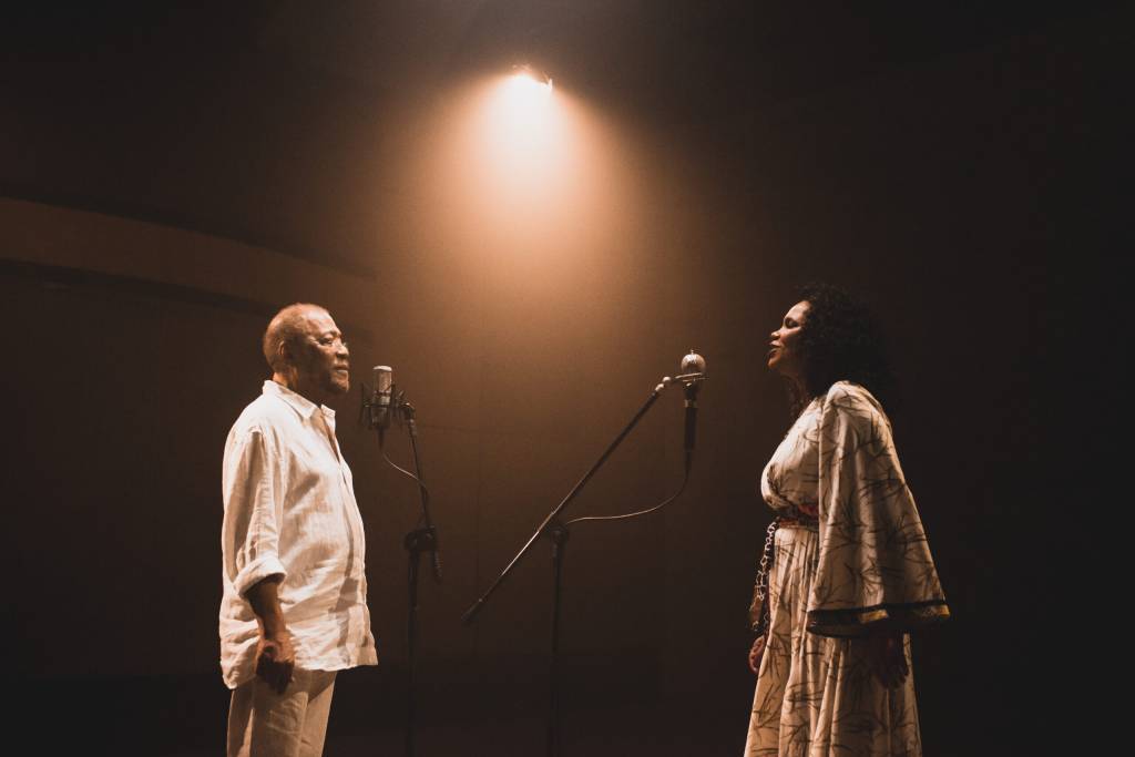 Orgia, chopinho gelado e banho de erva: tem tudo isso na nova música de Martinho e Teresa Cristina