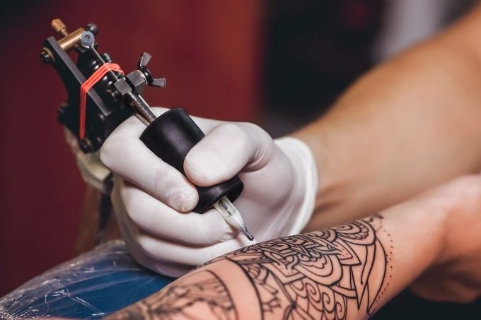 Descubra qual tatuagem dos anos 90 voltou a cair no gosto do carioca