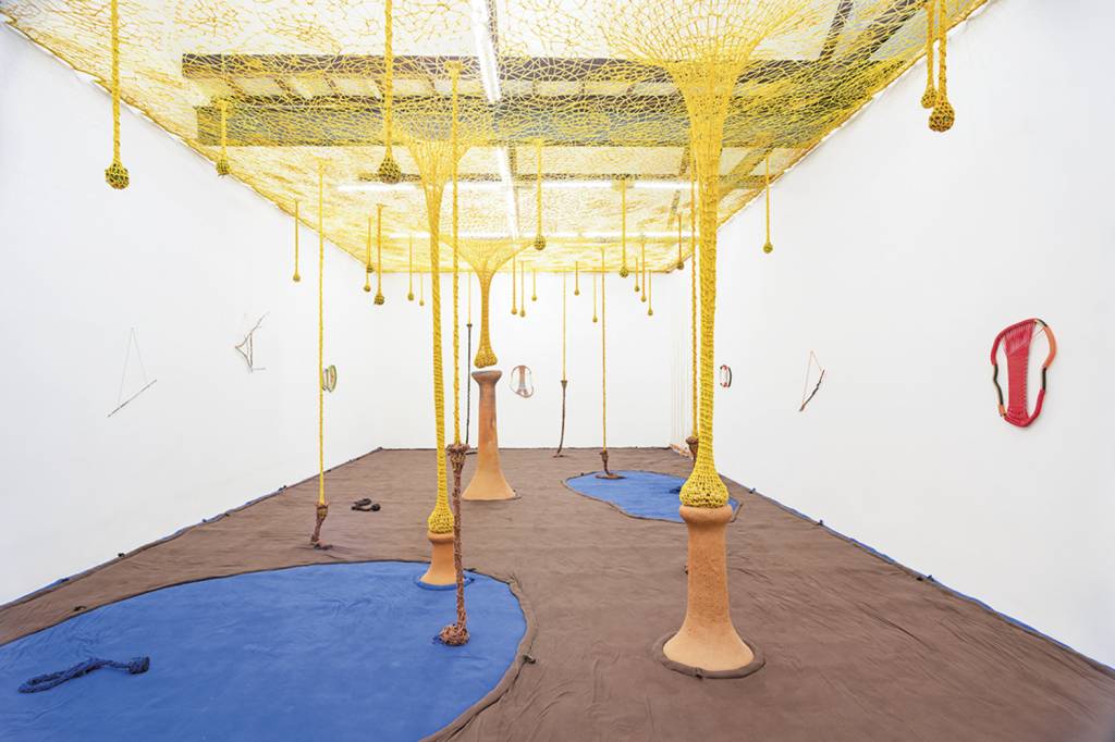 Ernesto Neto convida visitantes para mergulho sensorial em nova exposição