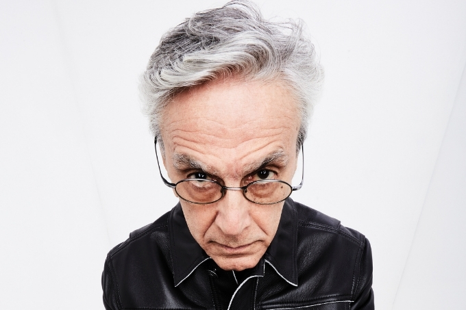 Caetano Veloso, visto de cima, com cara emburrada