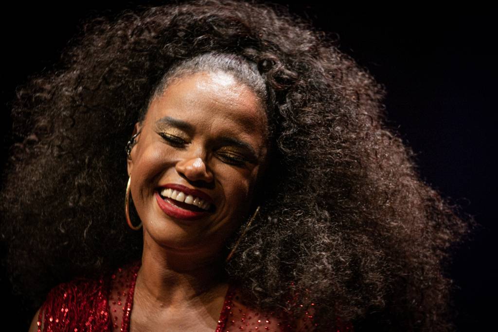 Teresa Cristina – Foto Ricardo Nunes – 04(2) A emoção de Teresa Cristina em seu show de aniversário, no VIVO RIO, em fevereiro deste ano