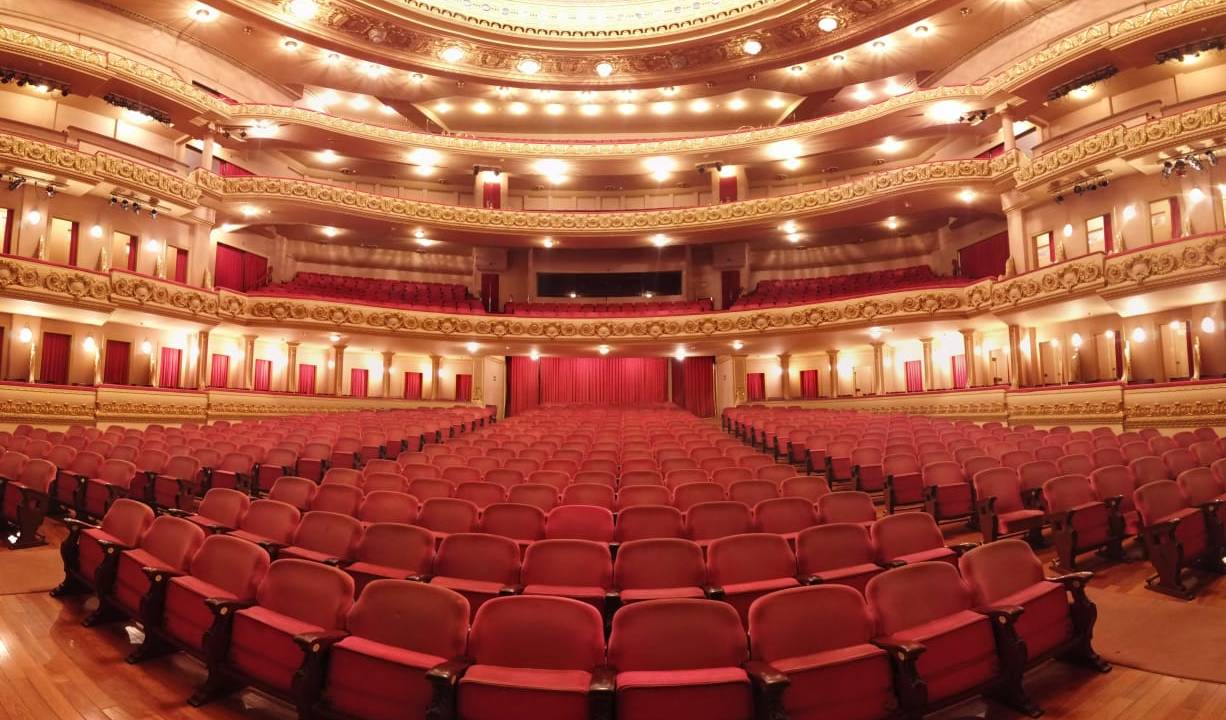Foto mostra o salão do Theatro Municipal do Rio