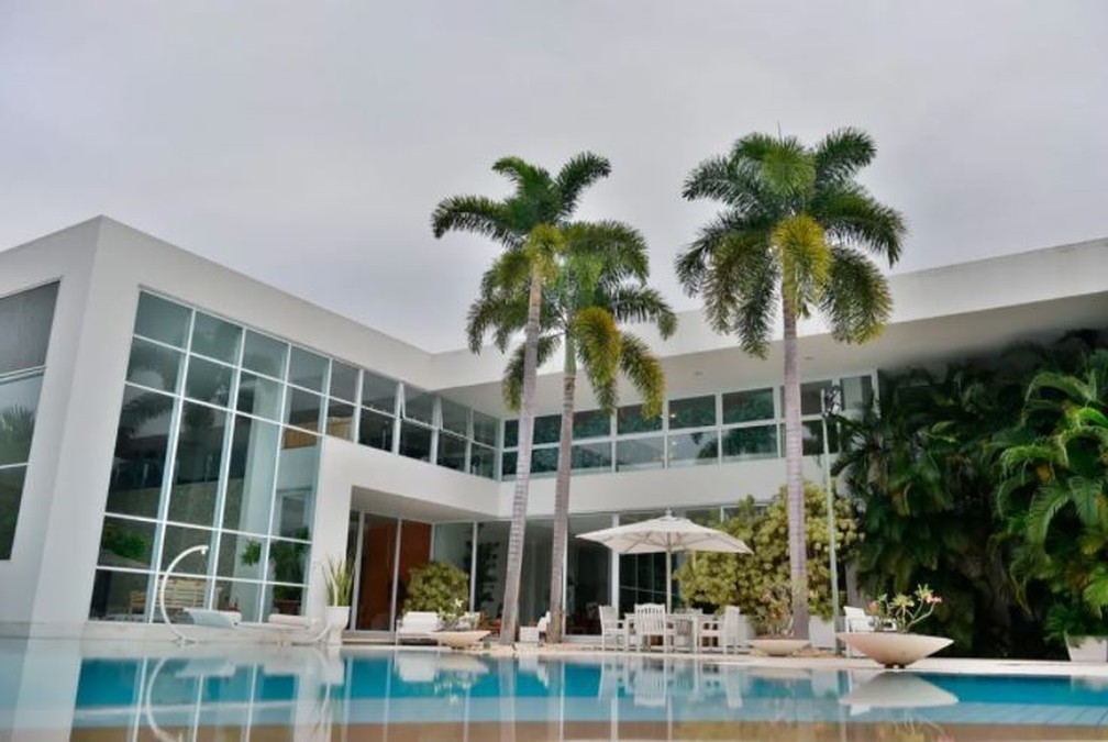 A imagem mostra a área externa da casa de xuxa