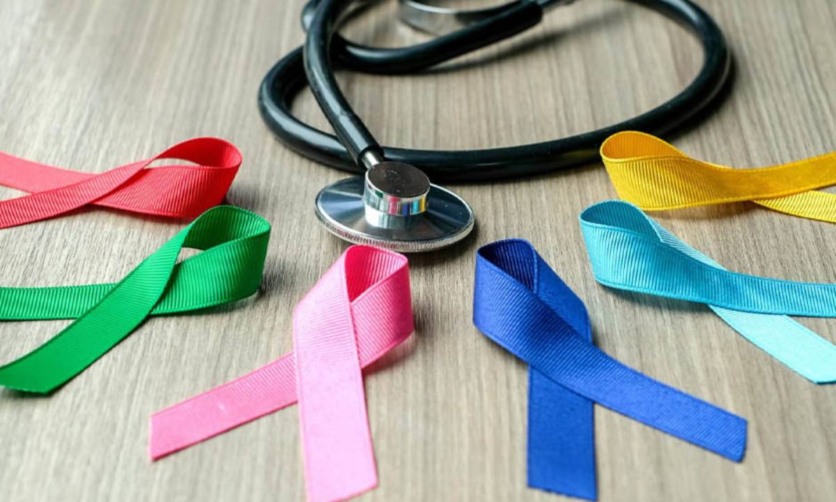 Estetoscópio e fitinhas de camapnha contra o câncer.