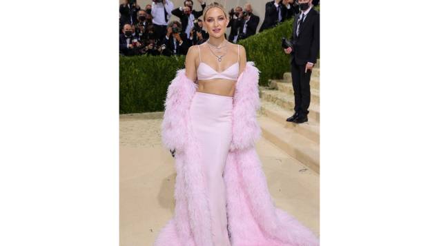 Kate Hudson de look rosa bebê assinado por Michael Kors no Met Gala 2021 Kate Hudson de look rosa bebê assinado por Michael Kors no Met Gala 2021