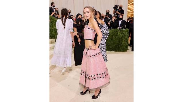 Lily Rose Depp com saia e top Chanel no Met Gala 2021 Lily Rose Depp com saia e top Chanel no Met Gala 2021
