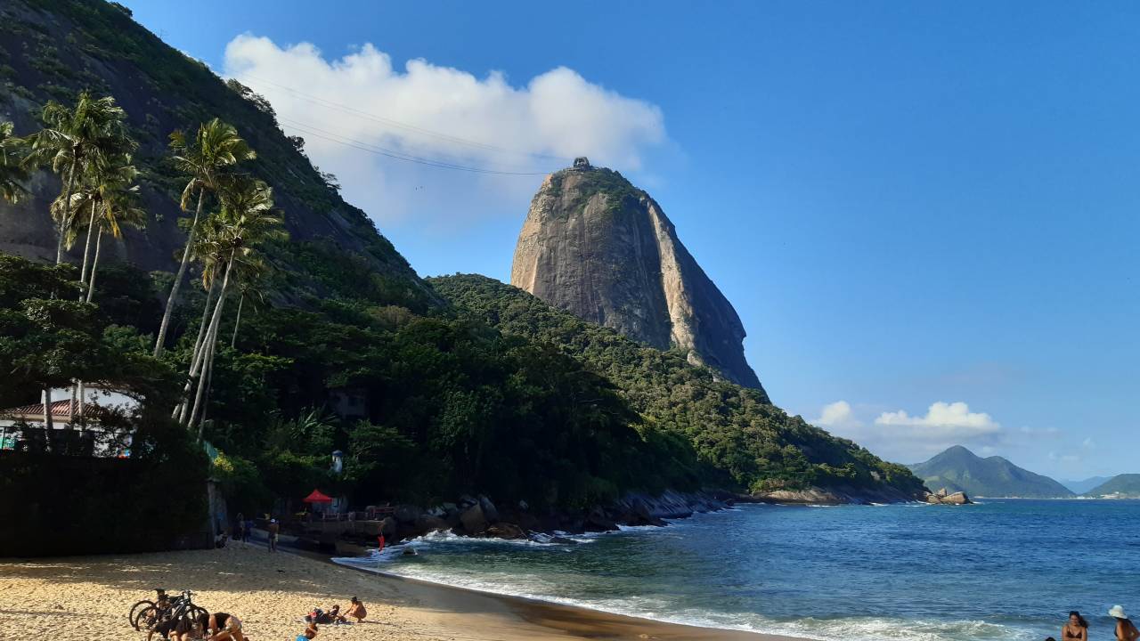 Foto mostra o Pão de Açúcar e Morro da Urca